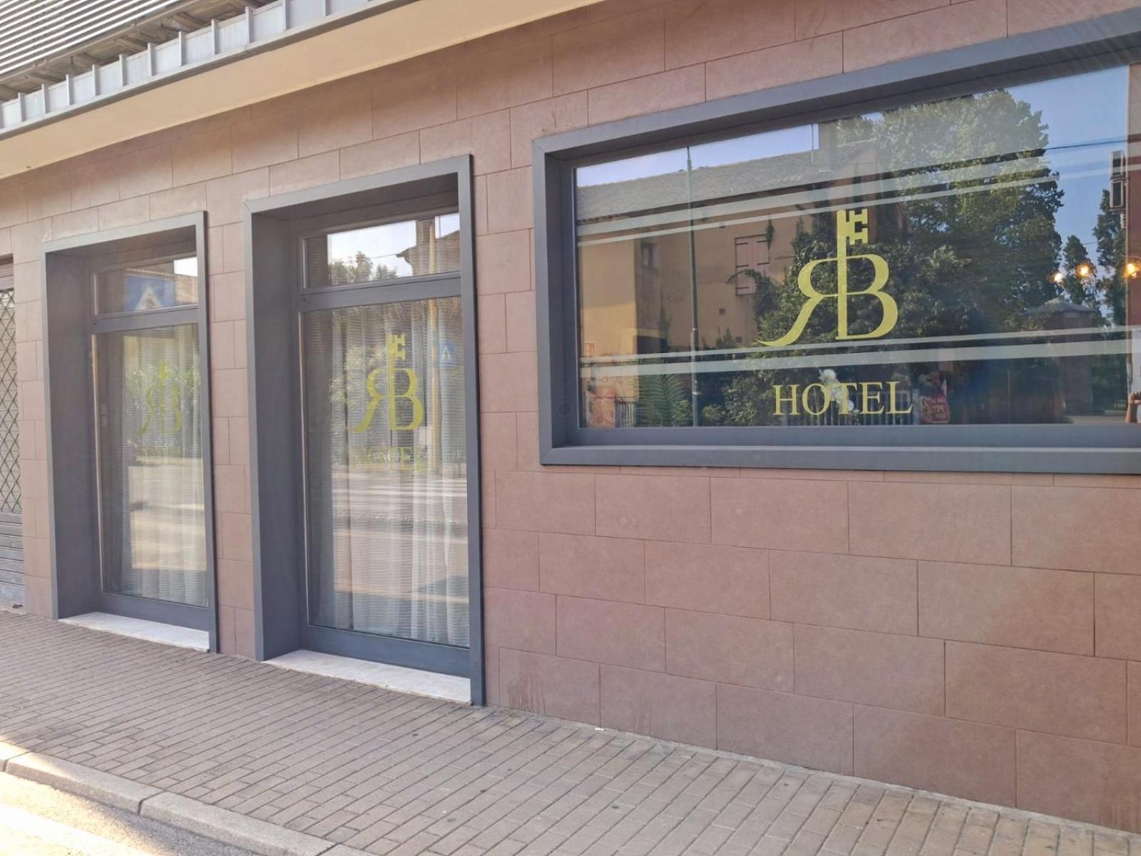 Rb Hotel *